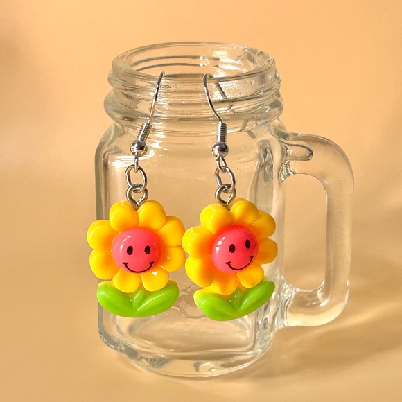 Cute Flower 🌼 Earrings - Picture 1 of 1